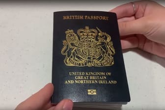 Der neue britische Pass: Nach dem Brexit verabschieben sich die Briten von dem Burgundrot der EU-Pässe.