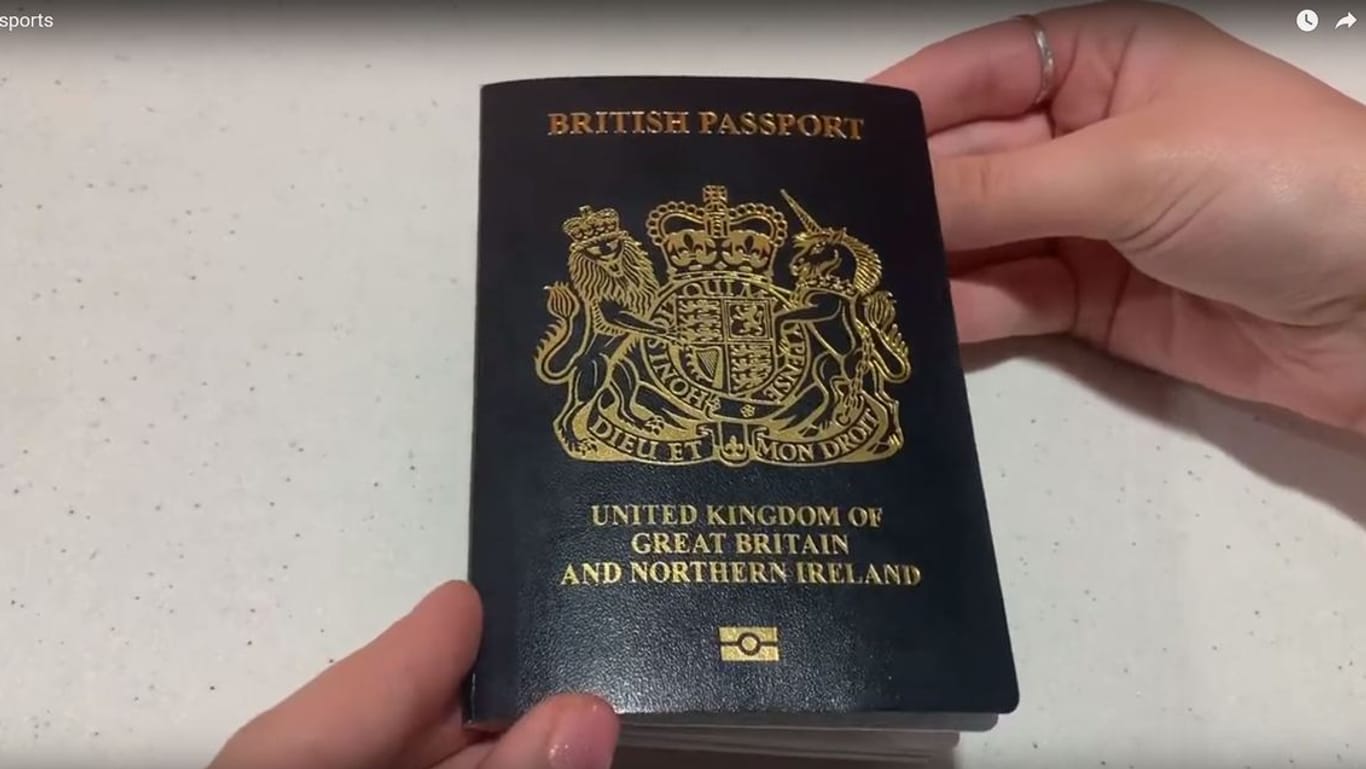 Der neue britische Pass: Nach dem Brexit verabschieben sich die Briten von dem Burgundrot der EU-Pässe.