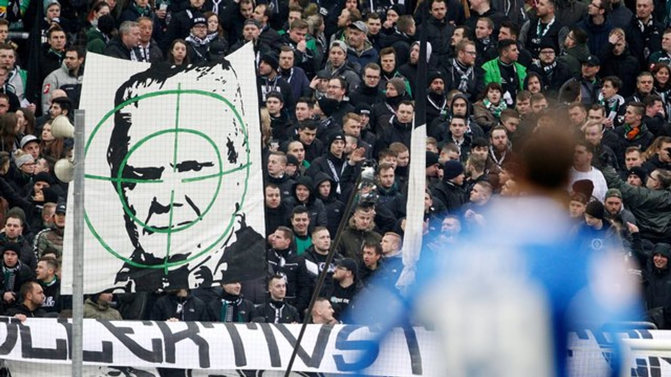 Gladbacher Fans zeigen ein Transparent mit dem Konterfei von Hoffenheim-Mäzen Dietmar Hopp.