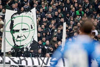 Gladbacher Fans zeigen ein Transparent mit dem Konterfei von Hoffenheim-Mäzen Dietmar Hopp.