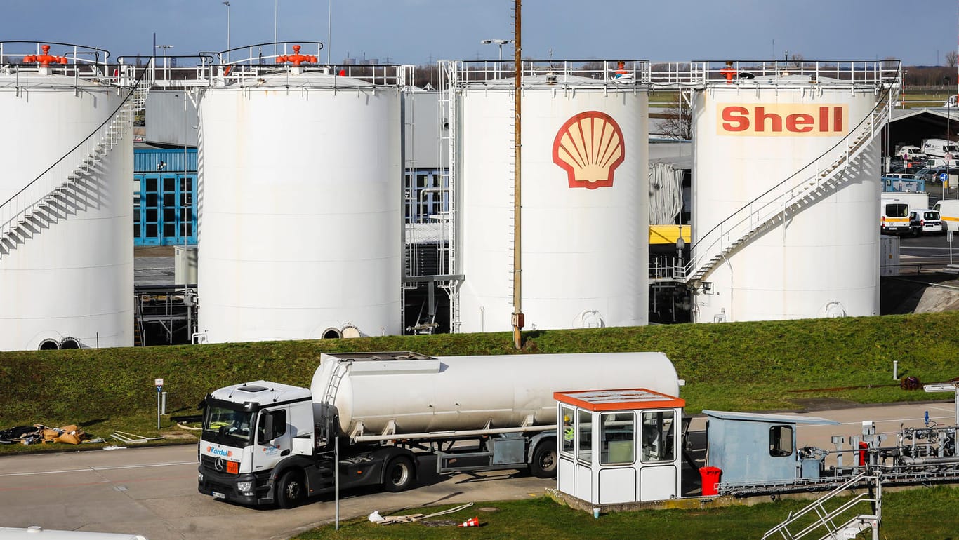Shell Lagertanks am Düsseldorfer Flughafen: Laut einem Bericht soll der Konzern einen prominenten Klima-Skeptiker bezahlt haben.