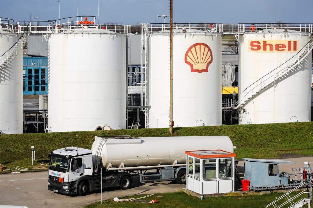 Shell Lagertanks am Düsseldorfer Flughafen: Laut einem Bericht soll der Konzern einen prominenten Klima-Skeptiker bezahlt haben.
