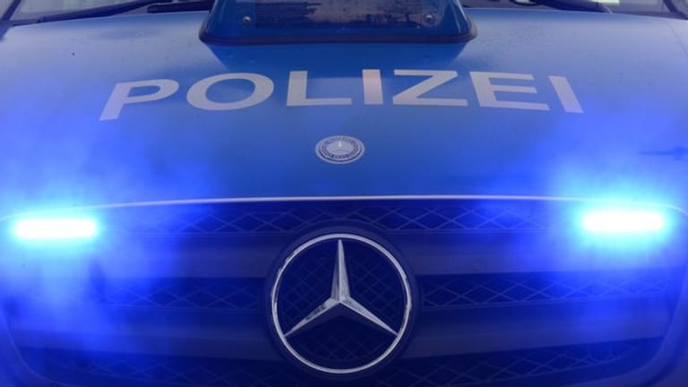 Polizeiwagen mit Blaulicht: In Berlin ist eine Frau nach einem Unfall mit einem Zivilstreifenwagen verstorben. (Symbolbild)