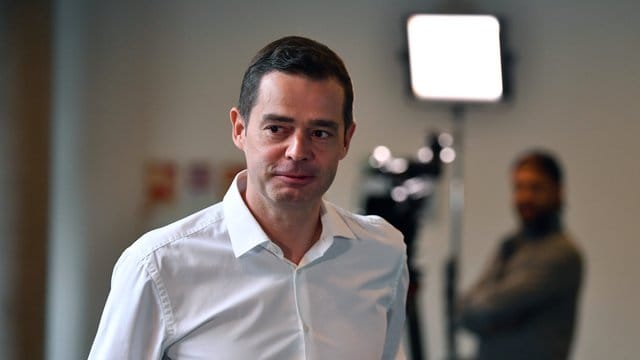 Thüringens CDU-Chef Mike Mohring (CDU) zieht sich auch vom Landesvorsitz zurück. Thüringens CDU-Chef Mike Mohring (CDU) zieht sich auch vom Landesvorsitz zurück.