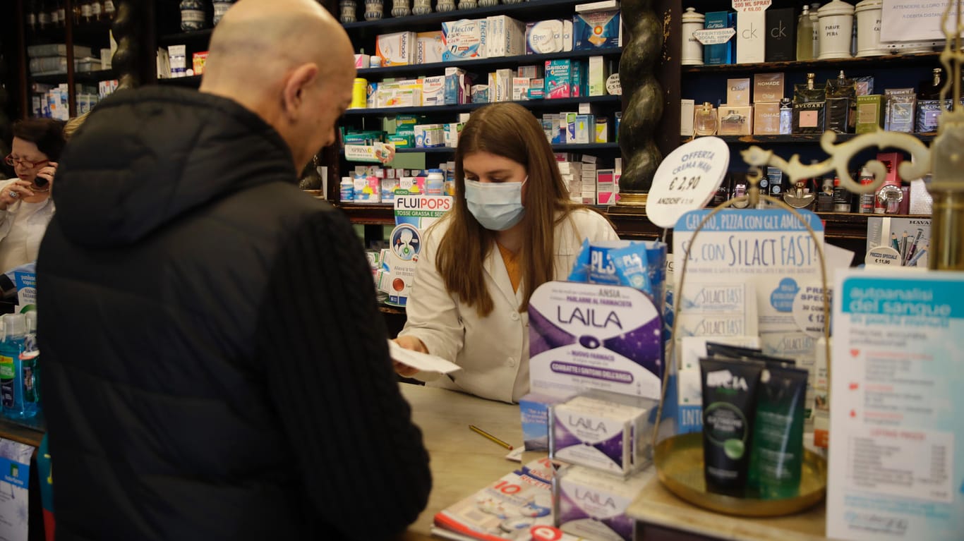 Viele Menschen in Codogno tragen Atemschutzmasken: Die Apotheken im Ort haben noch geöffnet.