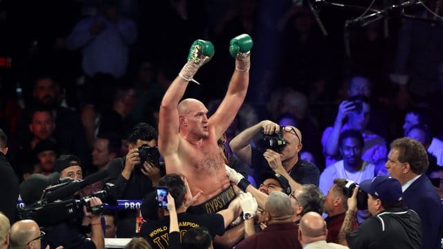 Tyson Fury feiert seinen Titelgewinn.