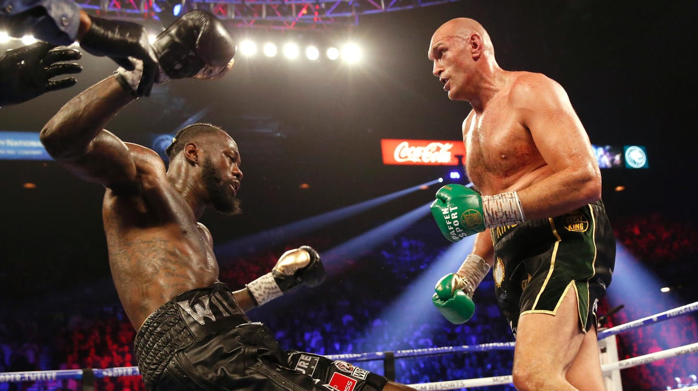 Tyson Fury (r.) schlägt, Deontay Wilder fällt: Das große Box-Highlight endete in einem Sieg für den "Gypsy King".