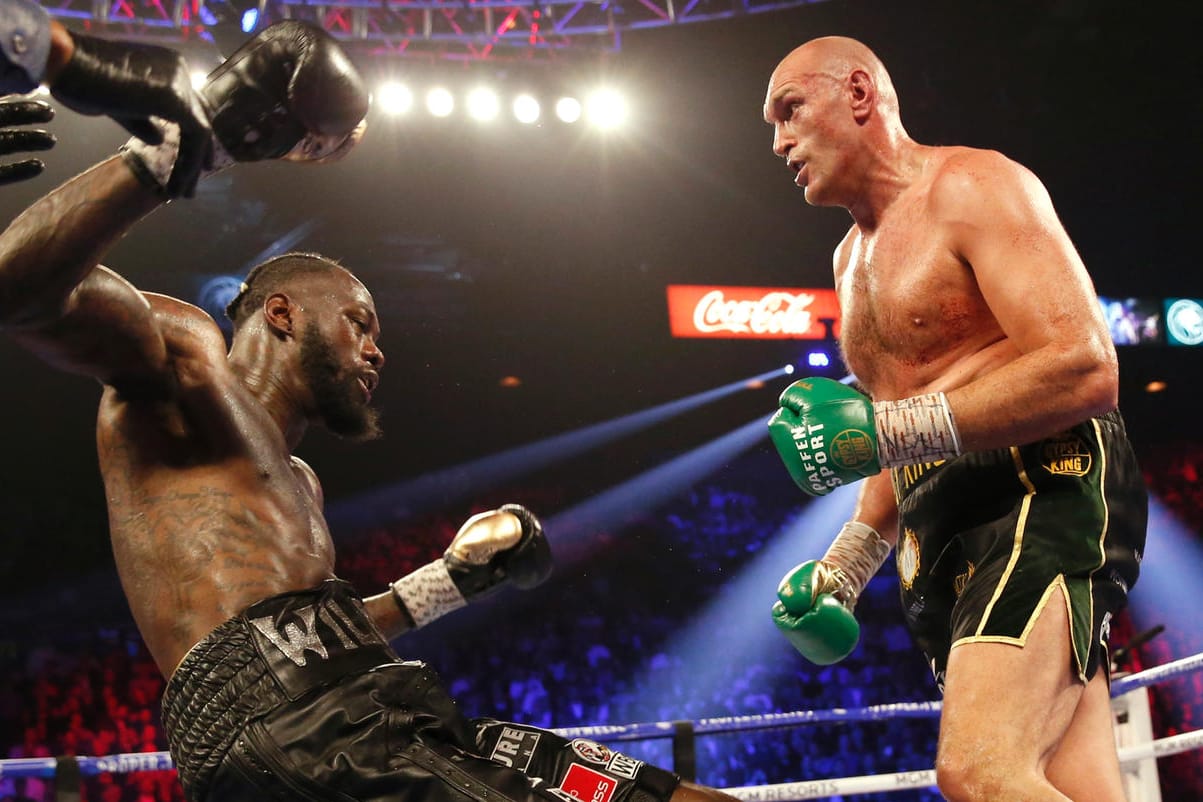 Tyson Fury (r.) schlägt, Deontay Wilder fällt: Das große Box-Highlight endete in einem Sieg für den "Gypsy King".