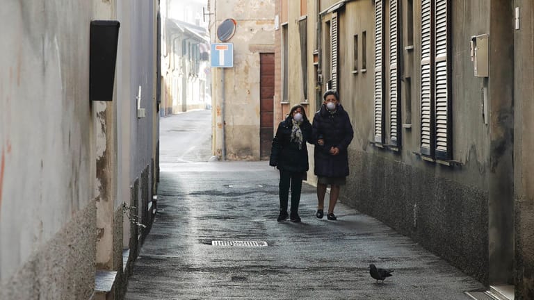 In den Gassen und Straßen der italienischen Stadt Codogno sind nur wenige Menschen zu sehen: Die italienische Regierung hat ganze Gebiete wegen des Coronavirus abgeriegelt.