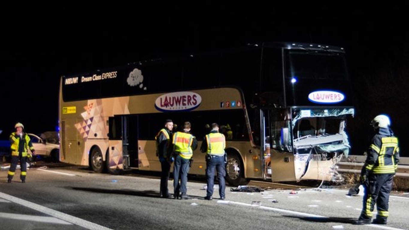 Der beschädigte Reisebus steht nach dem Unfall mit dem Geisterfaherer auf der Autobahn 61.