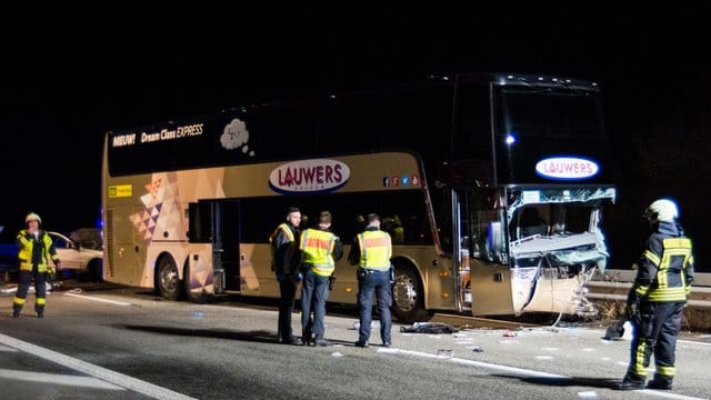 Der beschädigte Reisebus steht nach dem Unfall mit dem Geisterfaherer auf der Autobahn 61.