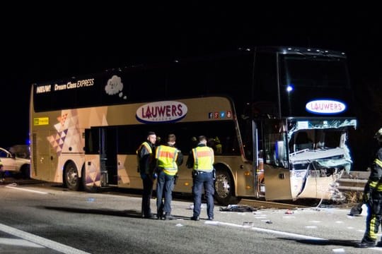 Der beschädigte Reisebus steht nach dem Unfall mit dem Geisterfaherer auf der Autobahn 61.