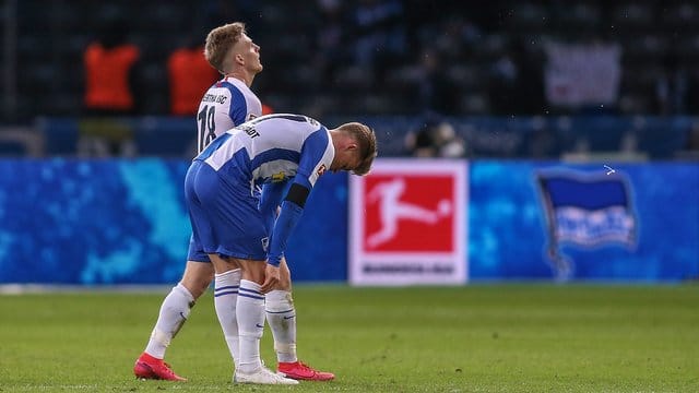 Die Hertha-Profis Santiago Ascacibar (l) und Maximilian Mittelstädt sind nach der Niederlage bedient. Die Hertha-Profis Santiago Ascacibar (l) und Maximilian Mittelstädt sind nach der Niederlage bedient.