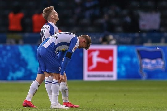 Die Hertha-Profis Santiago Ascacibar (l) und Maximilian Mittelstädt sind nach der Niederlage bedient.