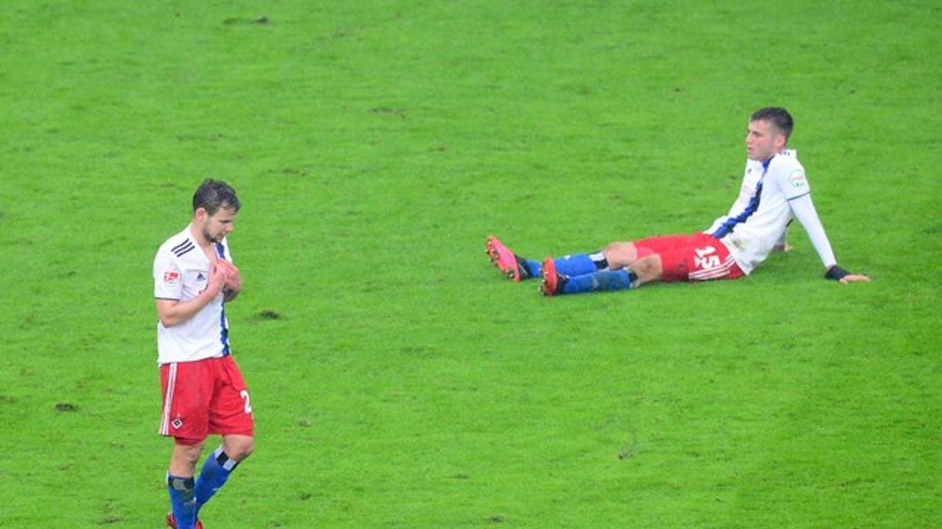 Louis Schaub (l) und Jordan Beyer vom Hamburger SV sind nach der Niederlage konsterniert.