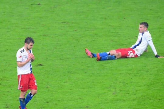 Louis Schaub (l) und Jordan Beyer vom Hamburger SV sind nach der Niederlage konsterniert.