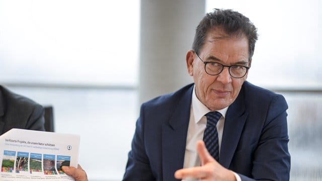 Bundesentwicklungsminister Gerd Müller mahnt Hilfe für den Sudan an: "Wichtig wäre es, dass wir europäisch gemeinsam auftreten und nicht wieder jeder sein Einzelangebot abgibt. Bundesentwicklungsminister Gerd Müller mahnt Hilfe für den Sudan an: "Wichtig wäre es, dass wir europäisch gemeinsam auftreten und nicht wieder jeder sein Einzelangebot abgibt.