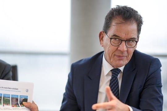 Bundesentwicklungsminister Gerd Müller mahnt Hilfe für den Sudan an: "Wichtig wäre es, dass wir europäisch gemeinsam auftreten und nicht wieder jeder sein Einzelangebot abgibt.