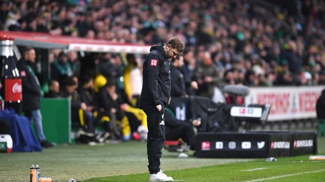 Lässt nach der Niederlage gegen Borussia Dortmund den Kopf hängen: Werder Bremens Trainer Florian Kohfeldt. Lässt nach der Niederlage gegen Borussia Dortmund den Kopf hängen: Werder Bremens Trainer Florian Kohfeldt.