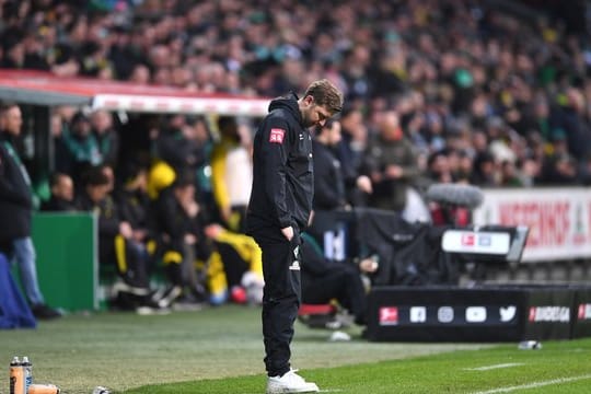 Lässt nach der Niederlage gegen Borussia Dortmund den Kopf hängen: Werder Bremens Trainer Florian Kohfeldt.