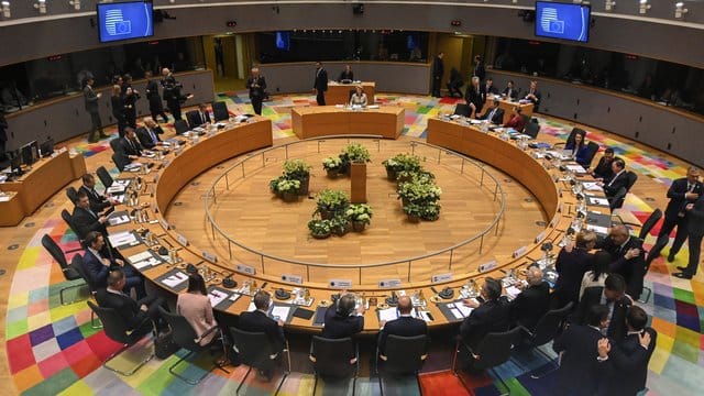 Die 27 EU-Staaten waren sich bei einem Sondergipfel in Brüssel nicht einig geworden, welche Aufgaben sie in den nächsten Jahren mit Vorrang anpacken und wie sie das finanzieren wollen. Die 27 EU-Staaten waren sich bei einem Sondergipfel in Brüssel nicht einig geworden, welche Aufgaben sie in den nächsten Jahren mit Vorrang anpacken und wie sie das finanzieren wollen.
