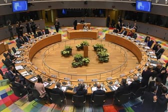 Die 27 EU-Staaten waren sich bei einem Sondergipfel in Brüssel nicht einig geworden, welche Aufgaben sie in den nächsten Jahren mit Vorrang anpacken und wie sie das finanzieren wollen.