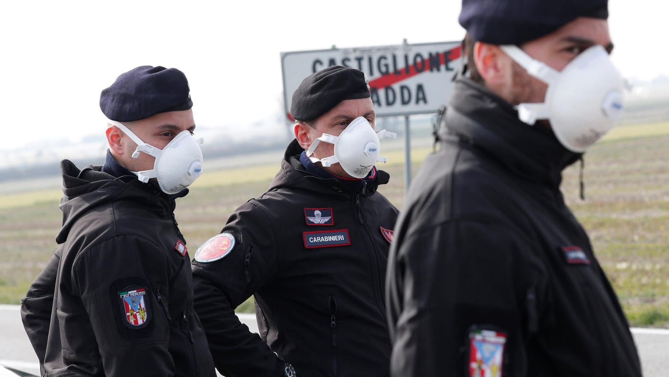 Polizisten sperren die Straße nach Castiglione D'Adda in Norditalien: Die italienische Regierung befürchtet eine rasante Ausbreitung des Coronavirus.