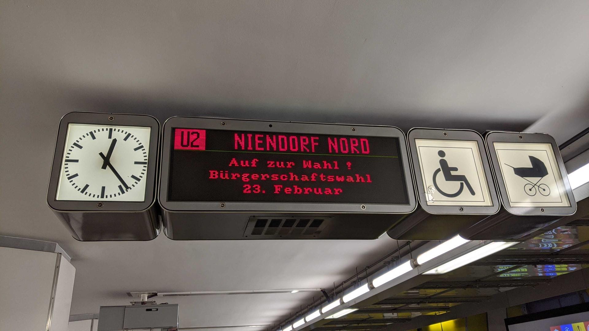 Hamburg: In den Bahnhöfen der Hochbahn wird zur Stimmabgabe aufgerufen.
