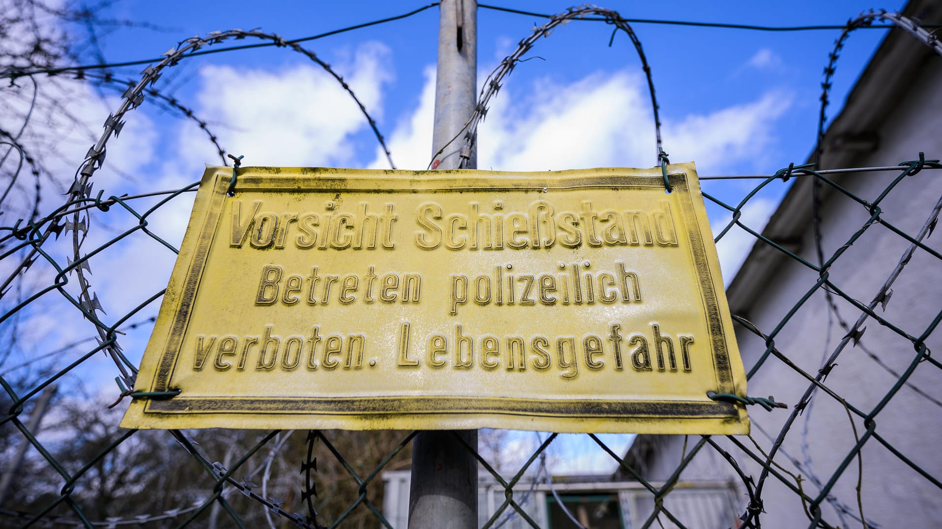 Schild an Schießstand: Der mutmaßliche Täter von Hanau ist nach Angaben des Deutschen Schützenbundes und des Schützenvereins aktives Mitglied bei dem Schützenverein Diana Bergen-Enkheim e.V. gewesen. (Symbolbild)