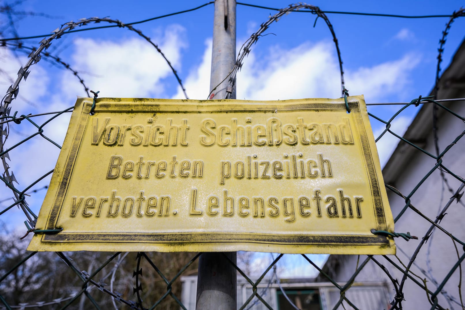 Schild an Schießstand: Der mutmaßliche Täter von Hanau ist nach Angaben des Deutschen Schützenbundes und des Schützenvereins aktives Mitglied bei dem Schützenverein Diana Bergen-Enkheim e.V. gewesen. (Symbolbild)