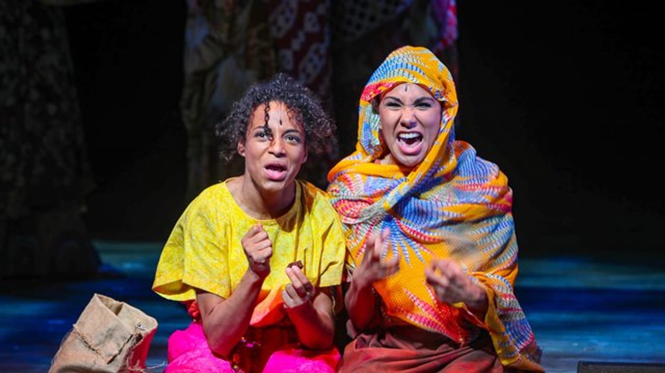 Naomi Simmonds (l) in der Rolle der jungen Waris Dirie und Lara de Toscano, die ihre Schwester Aman spielt, im Musical "Wüstenblume".
