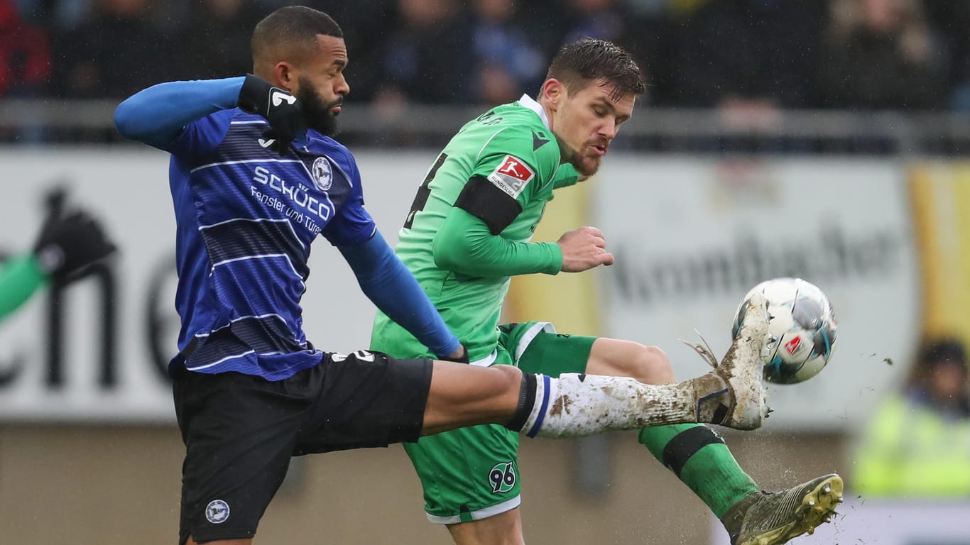 Bielefelds Soukou (l.) gegen Hannovers Jung.