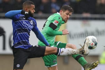 Bielefelds Soukou (l.) gegen Hannovers Jung.