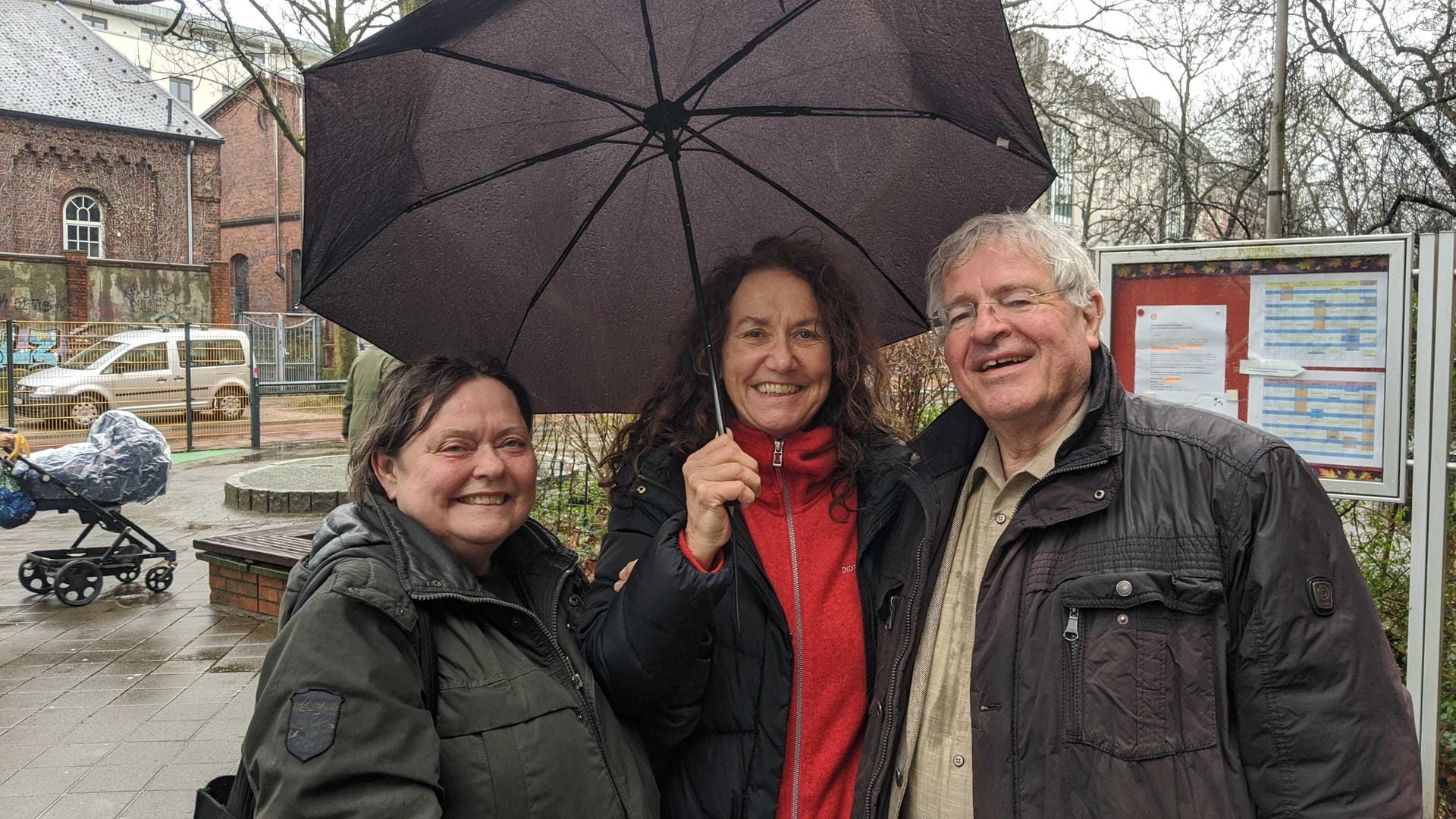 Drei Wähler sind in Hamburg trotz "Schietwetter" zur Urne gegangen: Sie sind neugierig, welche Wahl die Menschen in ihrer Stadt wohl treffen werden.