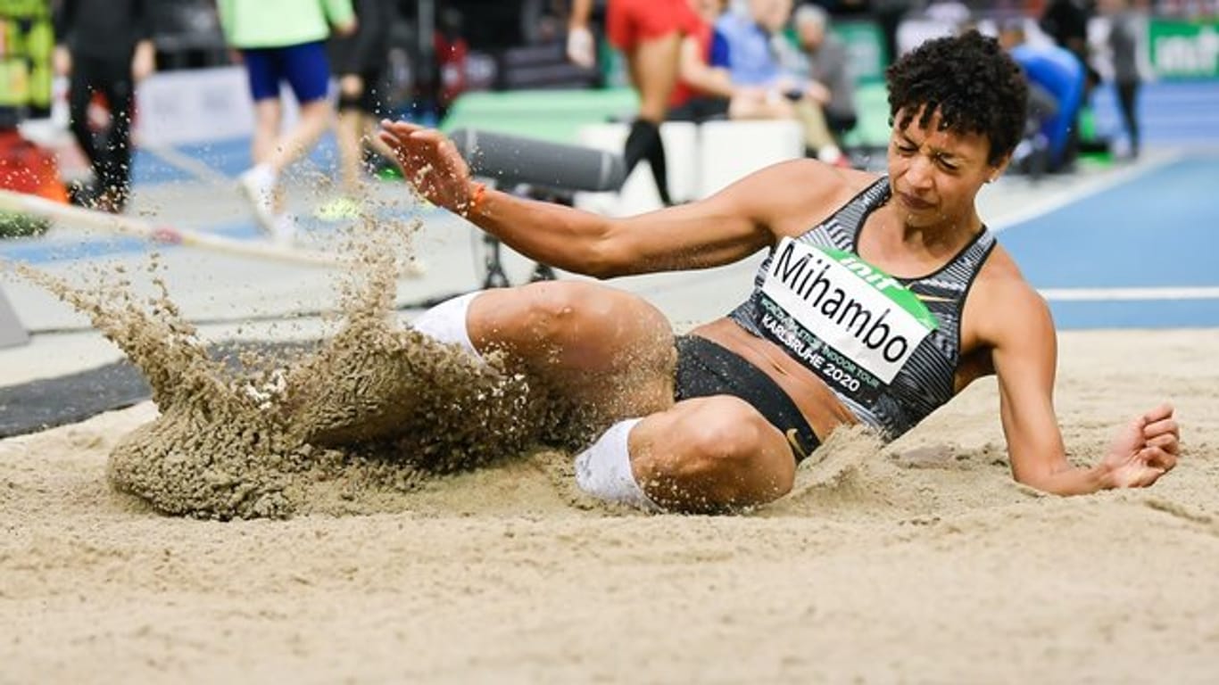 Weitsprung-Weltmeisterin Malaika Mihambo hat bei den deutschen Hallen-Meisterschaften ihren dritten Titel in Serie gewonnen.