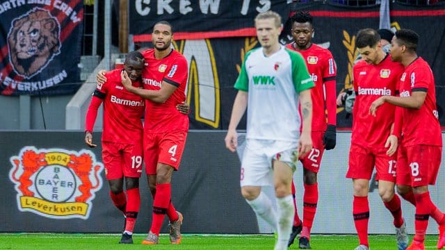 Leverkusens Moussa Diaby (l) wird nach seinem Treffer zum 1:0 von Teamkollege Jonathan Tah (2. Leverkusens Moussa Diaby (l) wird nach seinem Treffer zum 1:0 von Teamkollege Jonathan Tah (2.