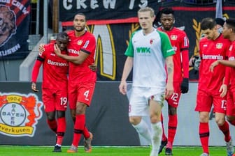 Leverkusens Moussa Diaby (l) wird nach seinem Treffer zum 1:0 von Teamkollege Jonathan Tah (2.