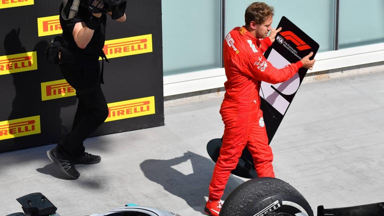 Emotionen: Sebastian Vettel tauschte nach dem viel diskutierten Rennen in Montreal die Schilder für den Sieger und den Zweitplatzierten aus.
