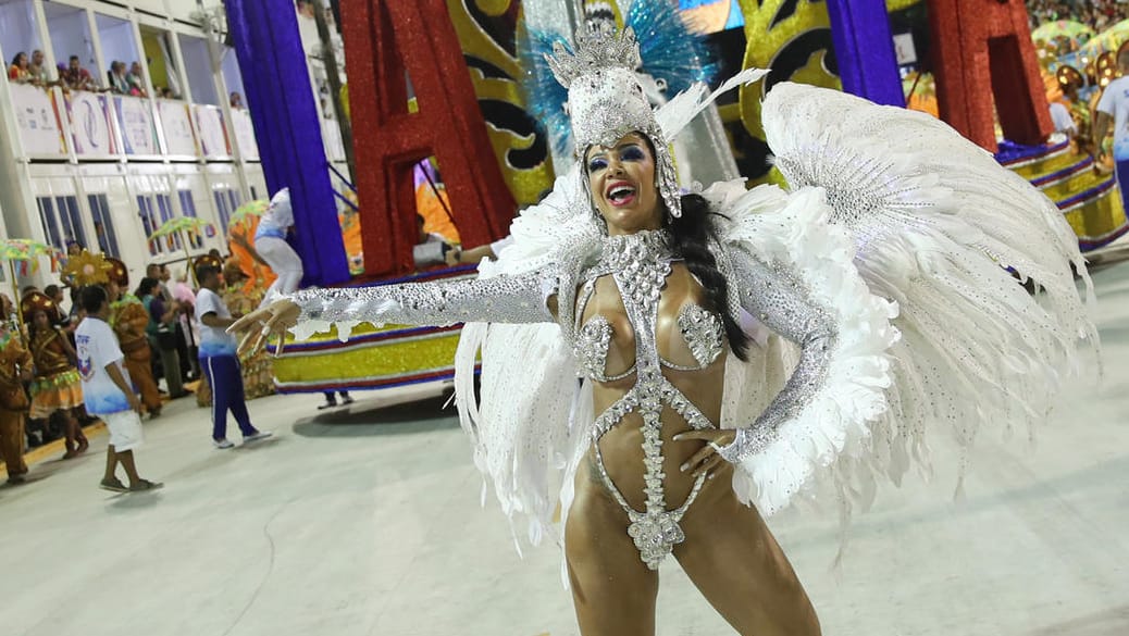 Eine Tänzerin der Sambaschule Belford Roxo in Rio de Janeiro: Im Karneval werden auch dieses Jahr kritische Töne angeschlagen.