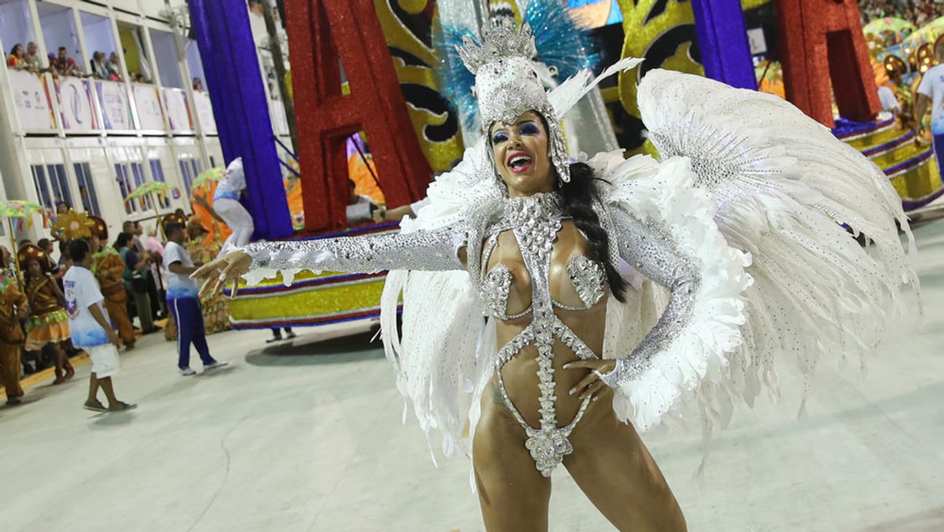 Eine Tänzerin der Sambaschule Belford Roxo in Rio de Janeiro: Im Karneval werden auch dieses Jahr kritische Töne angeschlagen.