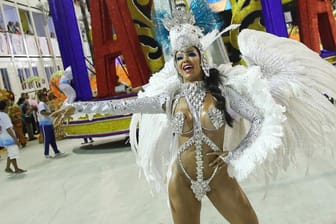 Eine Tänzerin der Sambaschule Belford Roxo in Rio de Janeiro: Im Karneval werden auch dieses Jahr kritische Töne angeschlagen.