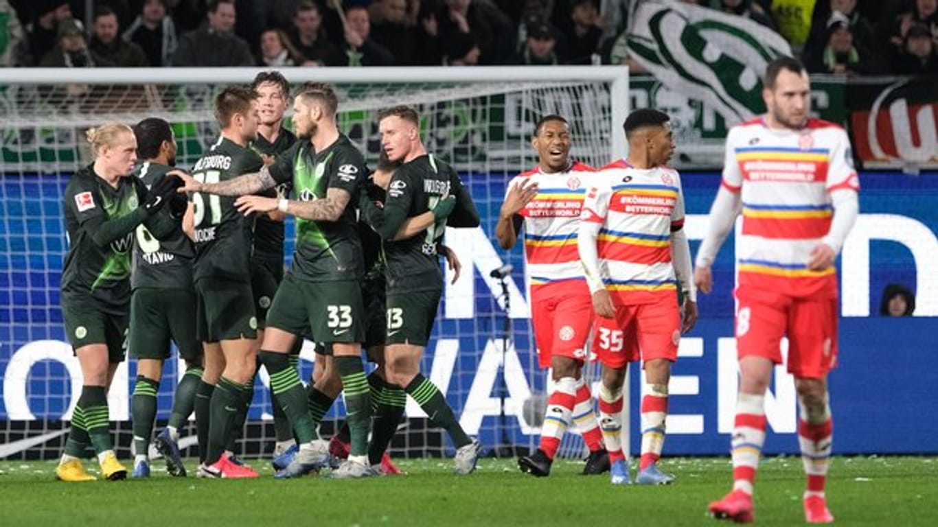 Wolfsburgs Josip Brekalo (verdeckt) bejubelt sein Tor zum 1:0 gegen den FSV Mainz 05 mit seinen Mannschaftskollegen.