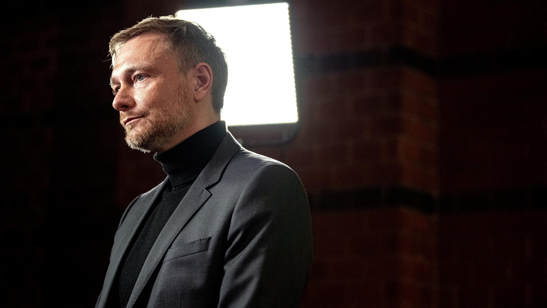 Christian Lindner: Parteivorsitzender der FDP und Fraktionsvorsitzender im Bundestag, steht auf der Wahlparty der Bundes-FDP im Hans-Dietrich-Genscher-Haus nach den ersten Wahlprognosen der Bürgerschaftswahl in Hamburg.