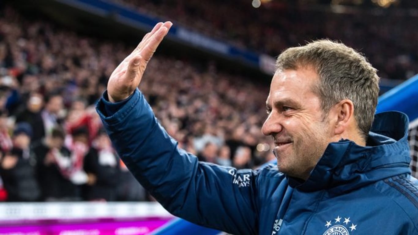 Bayerns Vorstandschef Rummenigge hat Trainer Flick mit dessen Vorgängern van Gaal, Heynckes und Guardiola verglichen.