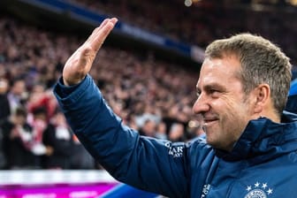 Bayerns Vorstandschef Rummenigge hat Trainer Flick mit dessen Vorgängern van Gaal, Heynckes und Guardiola verglichen.