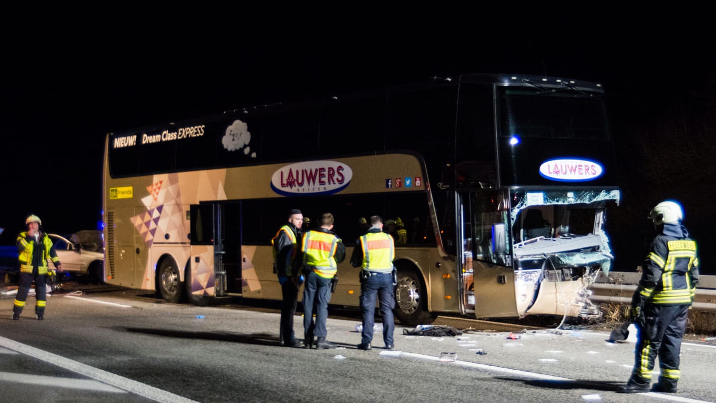 Der beschädigte Reisebus auf der Autobahn 61: Der Geisterfahrer ist bei dem Unfall ums Leben gekommen.