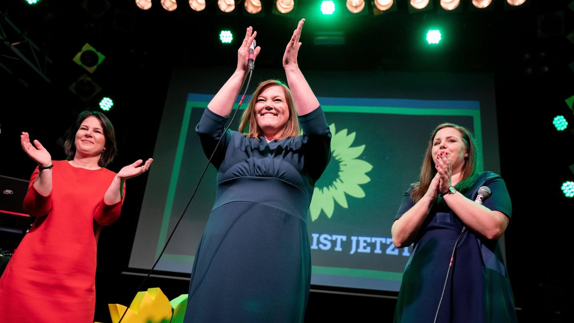 Katharina Fegebank (Mitte) jubelt mit Grünen-Bundeschefin Annalena Baerbock (links) und Grünen-Landeschefin Anna Gallina.