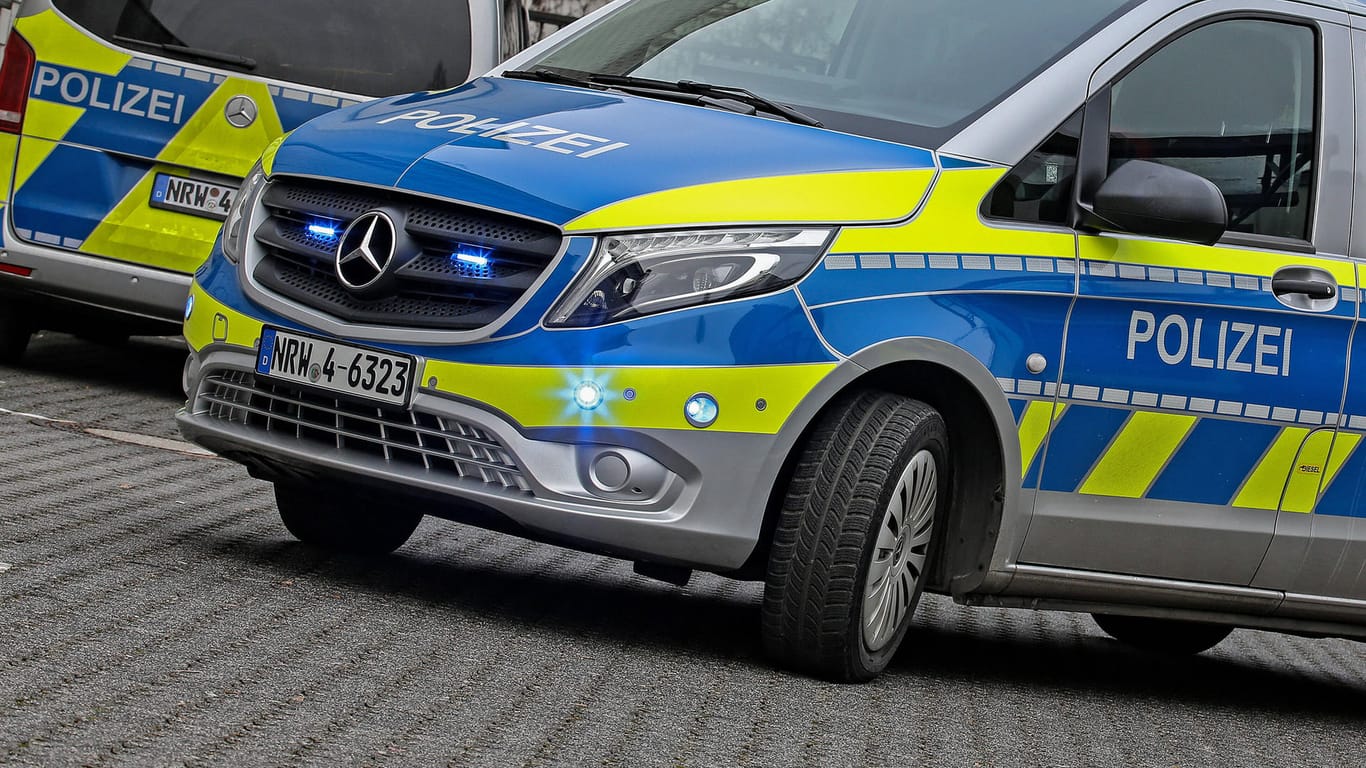 Einsatzwagen der Polizei in Nordrhein-Westfalen (Symbolbild): Bisher geben die Ermittler wenige Informationen nach außen.