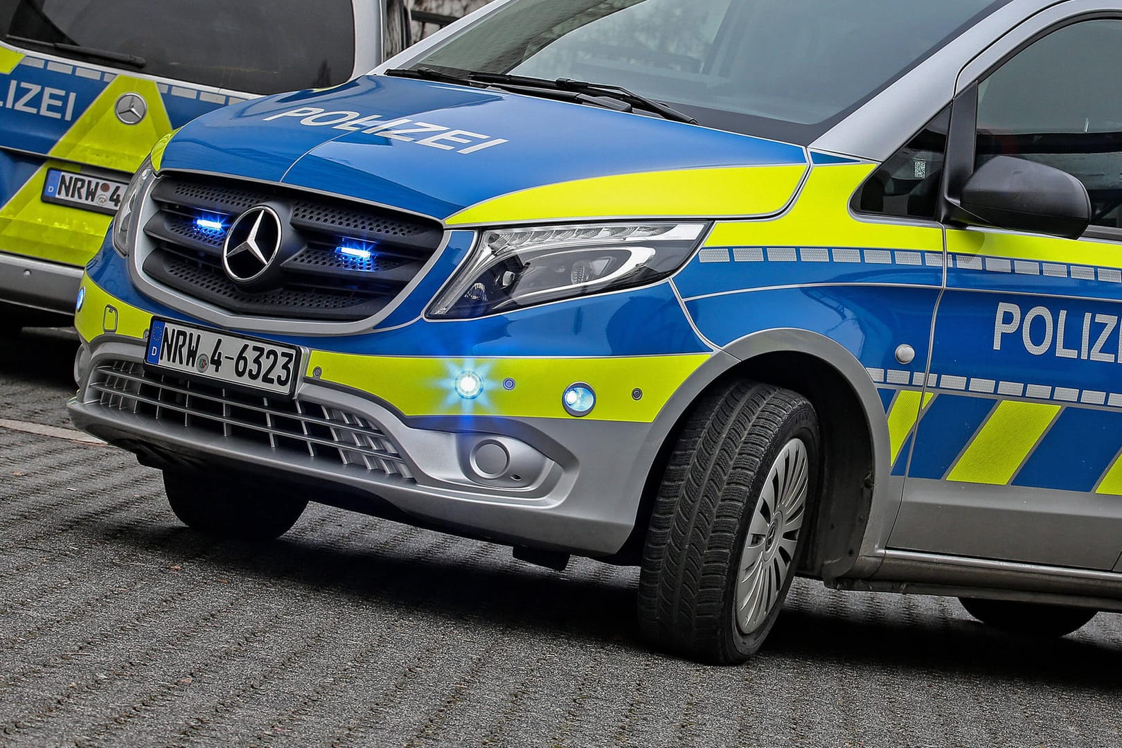 Einsatzwagen der Polizei in Nordrhein-Westfalen (Symbolbild): Bisher geben die Ermittler wenige Informationen nach außen.