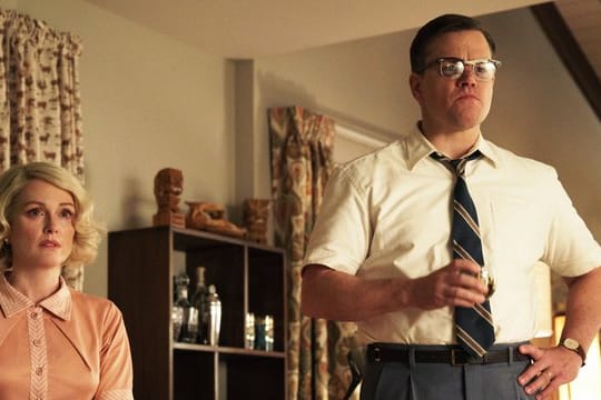 Margaret (Julianne Moore) und Gardner (Matt Damon) in einer Szene des Films "Suburbicon - Der Tod wohnt in der Vorstadt".